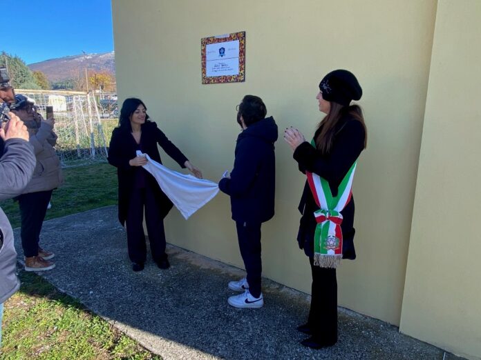 Il momento della scopertura della targa