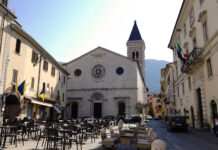 Centro storico di Gualdo Tadino: al via la ZTL estiva dal 1° giugno. Rimodulazione degli orari e novità sui parcheggi per garantire sicurezza e vitalità urbana.