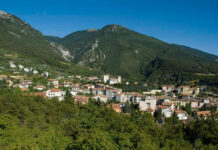 Oggi 16 maggio 2026 alle 7:53 un treno proveniente da Ancona in direzione Foligno si ferma con i motori accesi in prossimità del passaggio a livello di Busche di Gualdo Tadino .