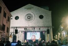 Una notte di grande poesia a Gualdo Tadino: l’intimo e potente concerto di Mariella Nava