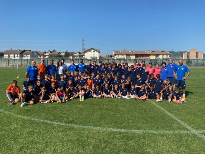 Gli assessori Locchi, Bazzucchi e Commodi con i giovani calciatori