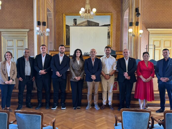 Vescovi e la delegazione nella sala del Consiglio