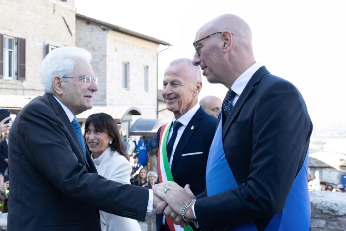 Il saluto tra il presidente della Repubblica Sergio Mattarella e il presidente della Provincia di Perugia, Massimiliano Presciutti
